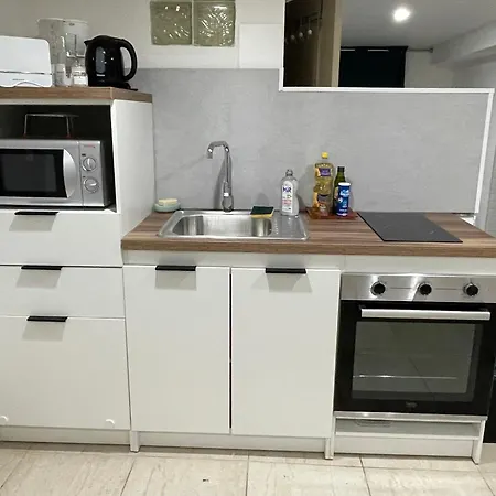 Petite Avec Sdb Partagee *