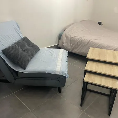 Petite Avec Sdb Partagee アンジェ